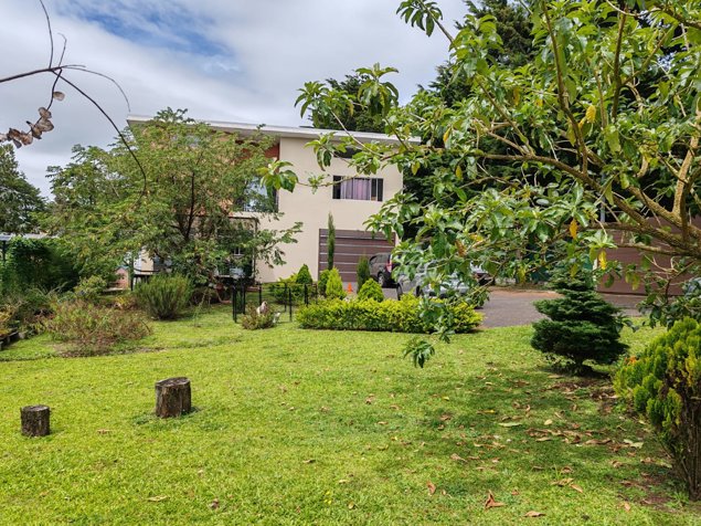 Casa con lote de 2.000 m2 en Residencial El Castillo in Concepción, San Rafael, Heredia — ₡ 222 000 000