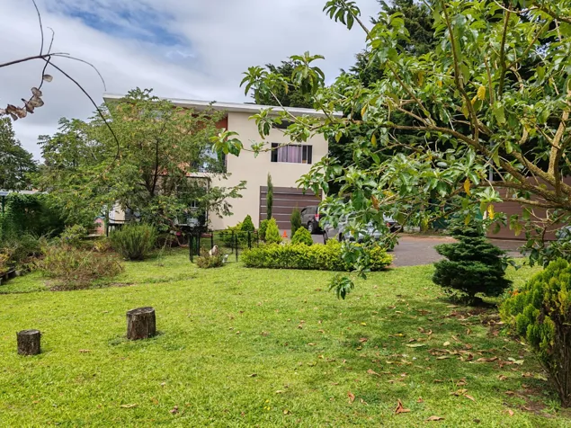 Casa con lote de 2.000 m2 en Residencial El Castillo in Concepción, San Rafael, Heredia — ₡ 222 000 000