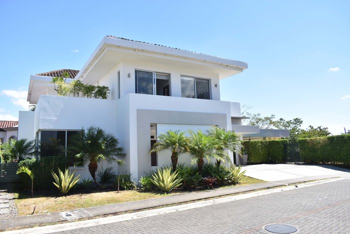 Casa Contemporánea en Santa Ana in Piedades, Santa Ana, San José — $680,000 - Photo 2 of 33