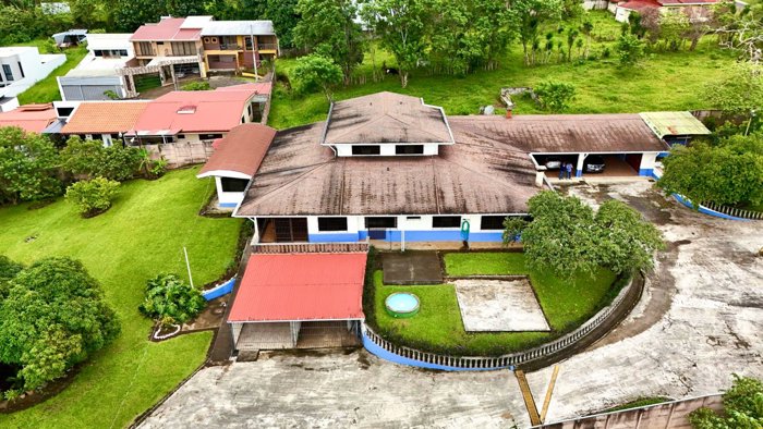 CASA GRANDE EN VENTA EN SAN JOAQUÍN DE HEREDIA in San Joaquín, Flores, Heredia — $950,000
