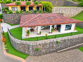 Casa Eucalipto en Residencial Oro Monte Naranjo con hermosas vistas