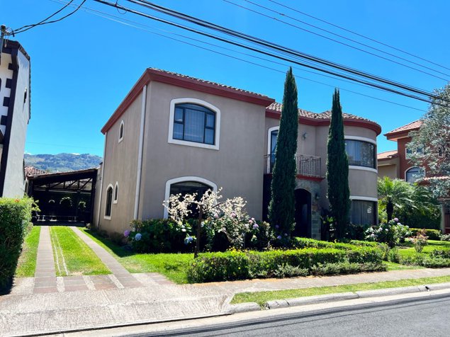 Venta de casa en Condominio Albacete, Cartago en Quebradilla, Cartago — $450,000