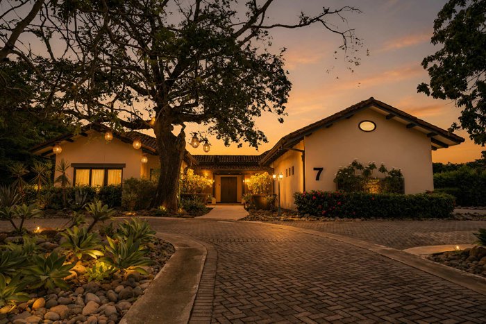 Residencia de Lujo de Cinco Habitaciones en Las Brisas en Tamarindo, Santa Cruz, Guanacaste — $1,599,000