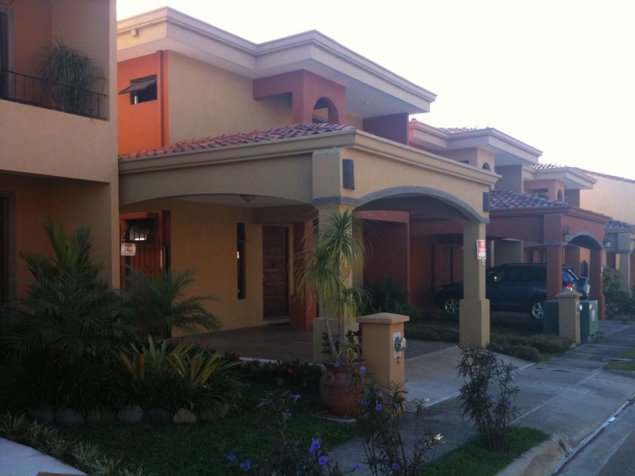 Casa en venta en San Francisco de Heredia Condominio Los Sauces en San Francisco, Goicoechea, San José — $240,000 - Foto 2 de 23