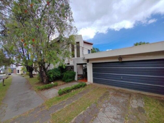 Venta de Casa en Pinares de Curridabat 5 habitaciones in Sánchez, Curridabat, San José — $375,000