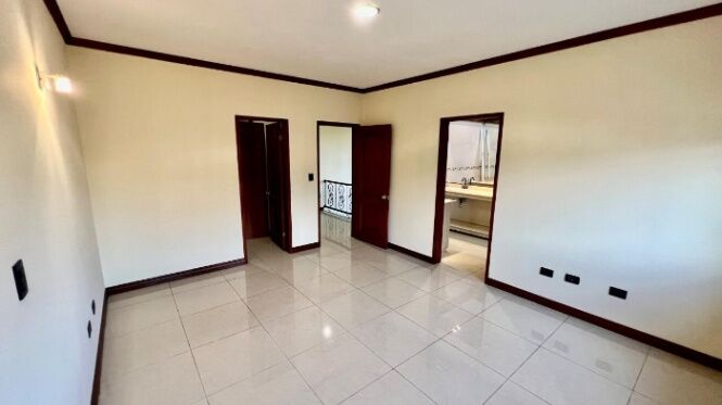 SE VENDE LUJOSA CASA EN SANTO DOMINGO, HEREDIA.  en Santo Domingo, Heredia — $290,000