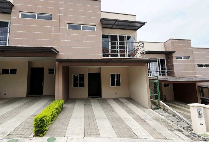 Casa en venta en Ciudad Colón | 3 hab., jardín y piscina in Colón, Mora, San José — $225,000