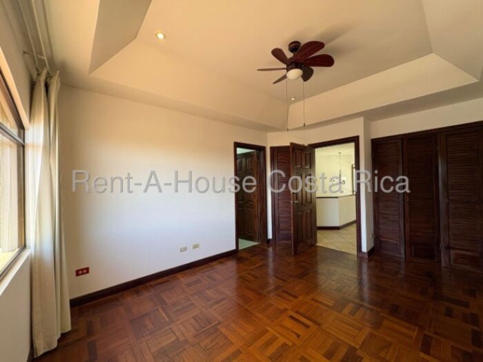 Aproveche alquilar esta gran casa solo por $1950 ESCAZÚ  in San Rafael, Escazú, San José — $1,950