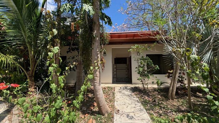 Casa bien terminada en pequeña comunidad privada de Atenas. en Atenas, Alajuela — $270,000 - Foto 2 de 13