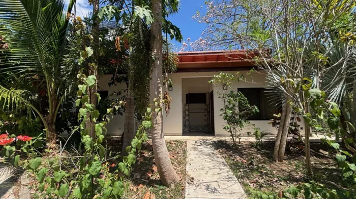 Casa bien terminada en pequeña comunidad privada de Atenas. en Atenas, Alajuela — $270,000 - Foto 2 de 13