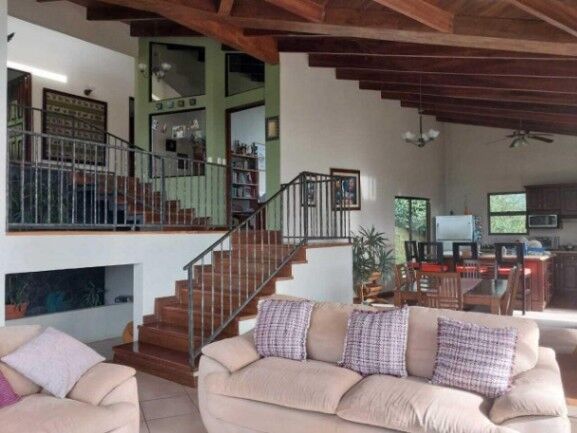 Se vende espaciosa casa con amplio lote en Ciudad Colón 25-1330 en Colón, Mora, San José — ₡ 375 000