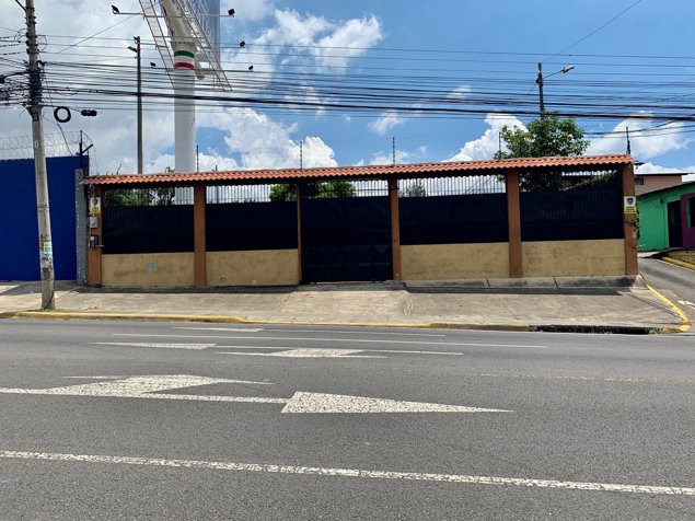 Venta de casa en Heredia, San Joaquin de Flores - Esquinera, uso mixto in San Joaquín, Flores, Heredia — $1,850,000