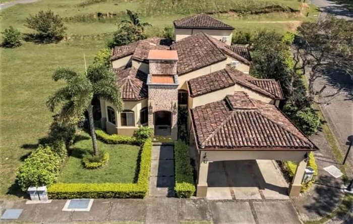 VENTA / Majestuosidad y Exclusividad en Santa Ana in Brasil, Santa Ana, San José — $600,000