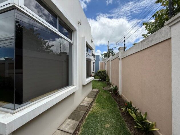 VENDO MODERNA CASA EN EL CARMEN DE CARTAGO. en Carmen, Cartago — $280,000