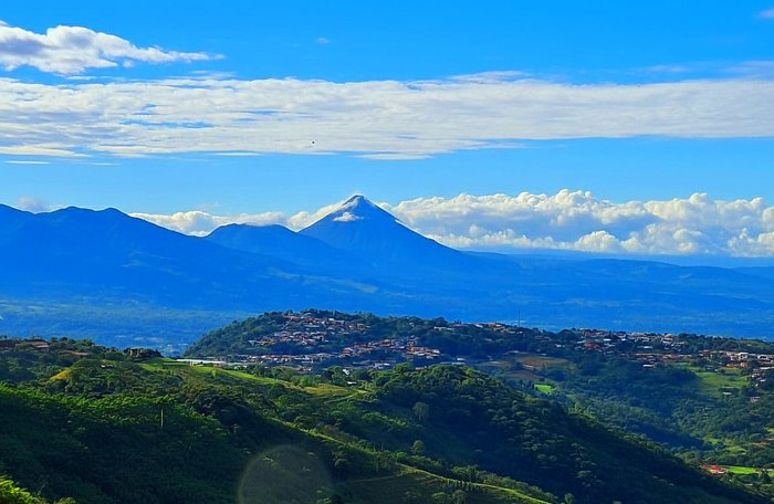Casa de Ensueño en San Carlos con Vista al Volcán en Quesada, San Carlos, Alajuela — $450,000 - Foto 2 de 47