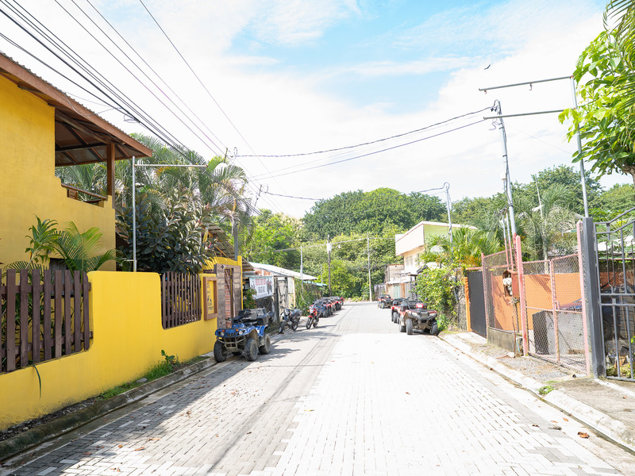 Complejo de 6 Apartamentos en Playa Carmen en Cóbano, Puntarenas — $715,000