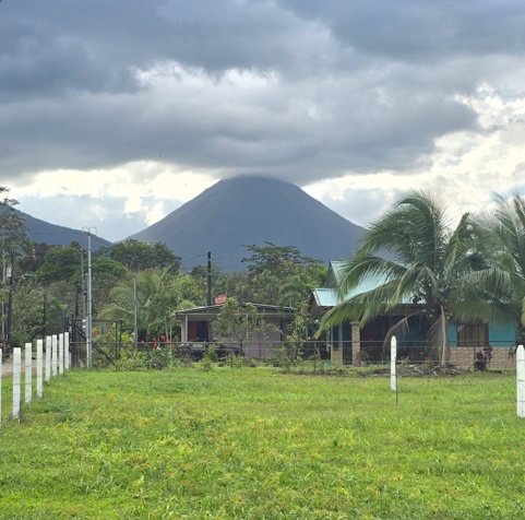 Lote con Vista al Volcan de 880m2 o financiado directamente a solo 8km de Fortuna centro in La Fortuna, San Carlos, Alajuela — ₡ 35 000 000