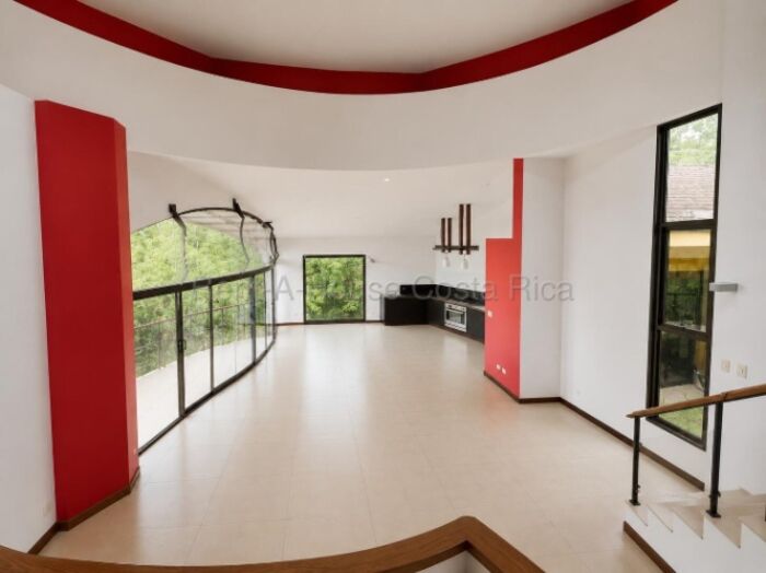 Venta casa de lujo de 3 niveles con vista panorámica y amplios jardines #27-141 GS en Escazú, San José — $550,000