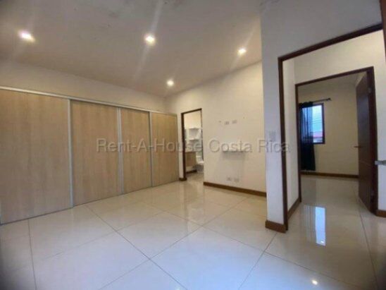 Alquiler casa moderna 4 habitaciones con jardín y techos altos #26-1832 GS en Puente De Piedra, Grecia, Alajuela — $1,350