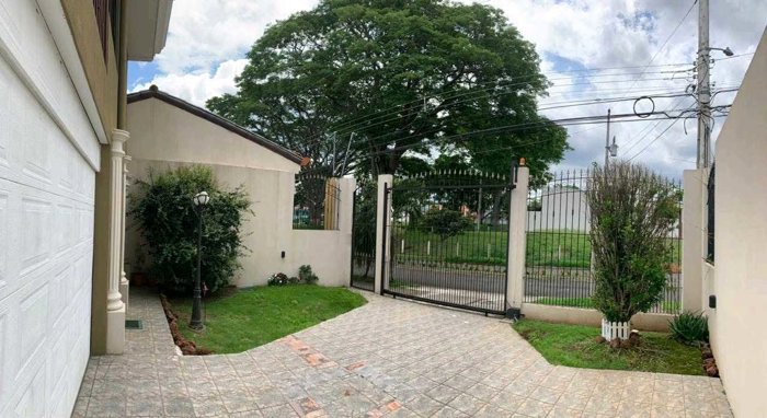 CASA EN ALQUILER DE LUJO EN ALAJUELA. en Alajuela — $2,300 - Foto 2 de 22