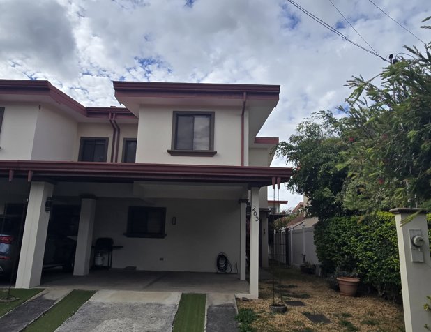 Venta de casa en condominio Vila del Lago, El Coyol en Alajuela — ₡ 98 000 000