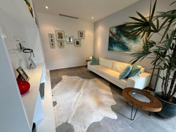 Se vende moderna casa con patio y terraza en Ciudad Colón 25-700 in Colón, Mora, San José — $405,000