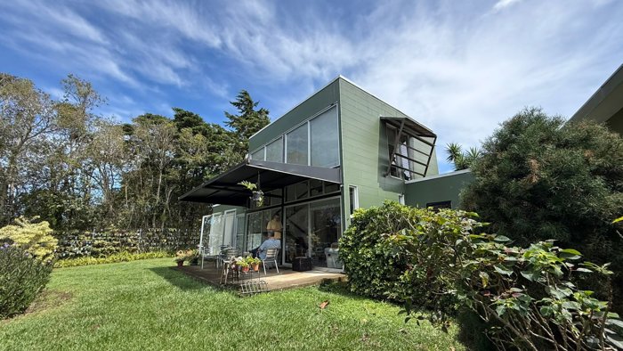 Venta Casa Moderna con Amplio Terreno en San Isidro de Heredia en San Isidro, Heredia — ₡ 125 000 000