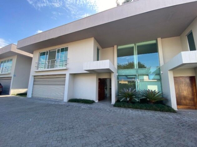 Venta de Excelente Edificio en Escazú con 4 apartamentos tipo town house / OFC Mls. 25-560 en Escazú, San José — $1,000,000