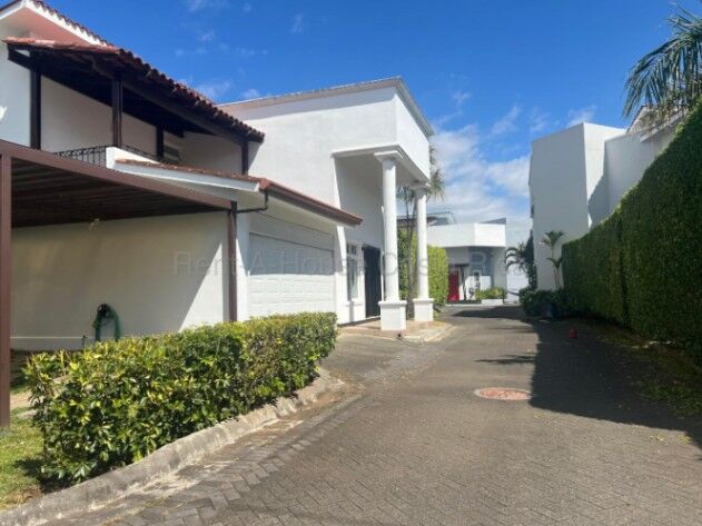 Venta de Lujosa y Amplia Casa en Santa Ana / Mls. 26-1558 OFC JB en Pozos, Santa Ana, San José — $695,000