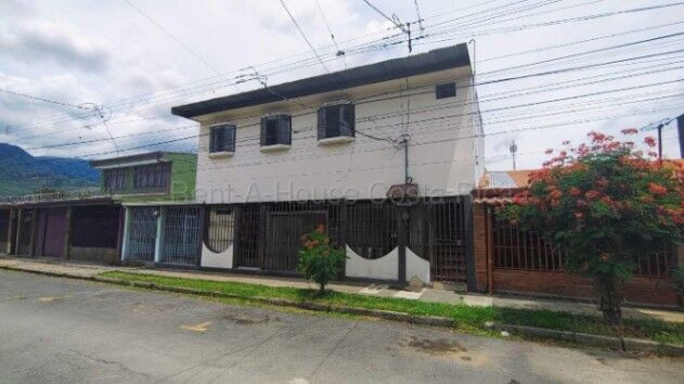 Propiedad de inversión con casa principal y 8 apartamentos en Hatillo #26-2124 GS en Hatillo, San José — $348,000