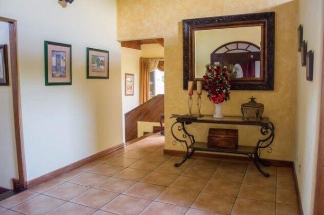 Venta de Hermosa Casa en Montes de Oca. Sabanilla. RAH 22-82 in Sabanilla, Montes De Oca, San José — $490,000