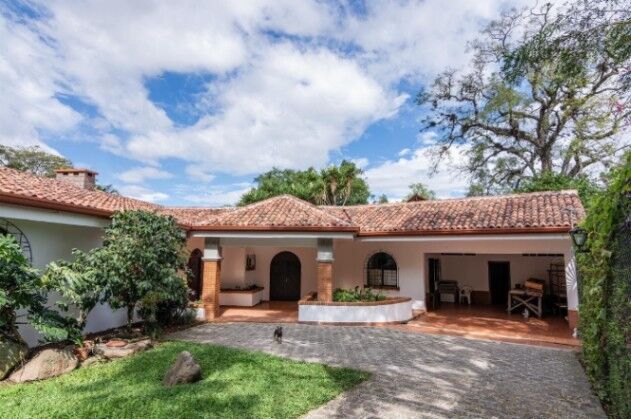 Venta de Excelente Casa en San Rafael de Escazú / OFC Mls. 25-1011 in San Rafael, Escazú, San José — $700,000