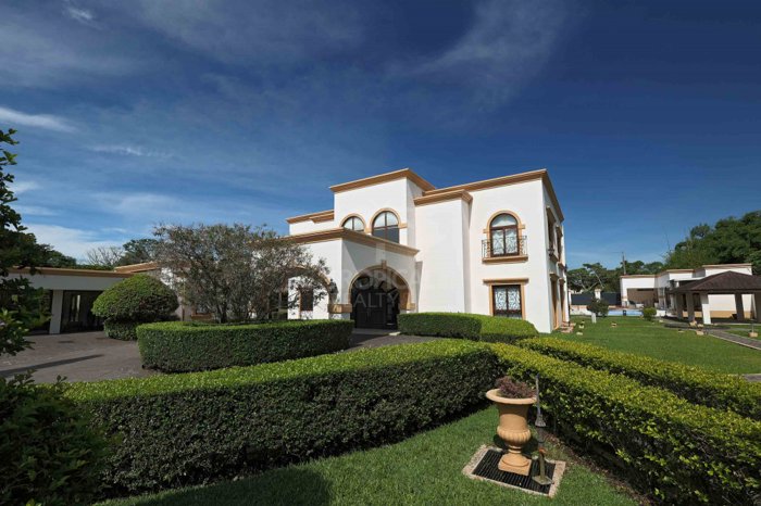 Casa de Lujo en Venta en Pinares de Curridabat – Elegancia Moderna en Sánchez, Curridabat, San José — $1,900,000 - Foto 3 de 40