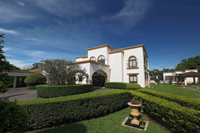 Casa de Lujo en Venta en Pinares de Curridabat – Elegancia Moderna en Sánchez, Curridabat, San José — $1,900,000 - Foto 3 de 40