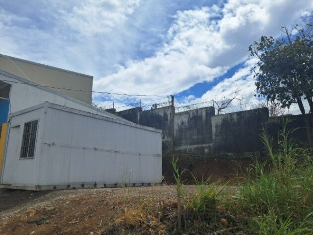 BELLA PROPIEDAD CON LOCAL COMERCIAL EN ESCAZÚ.  en Escazú, San José — $150,000