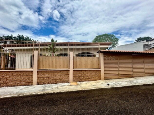 Venta propiedad con 2 casas, amplio terreno y potencial de inversión #26-1800 GS en San José, Alajuela — $468,000
