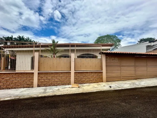 Venta propiedad con 2 casas, amplio terreno y potencial de inversión #26-1800 GS in San José, Alajuela — $468,000