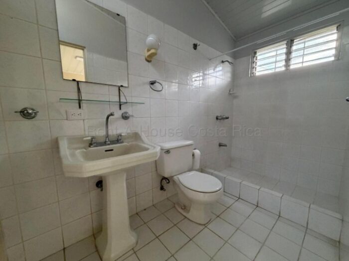 Casa de dos plantas en alquiler en Sabana Sur con patio y excelente ubicación urbana #26-1593 GS in Mata Redonda, San José — $1,500