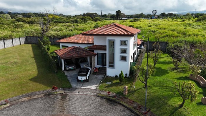 Venta de Casa de Lujo en Condominio La Hacienda, Santo Domingo in Pará, Santo Domingo, Heredia — ₡ 240 000 000