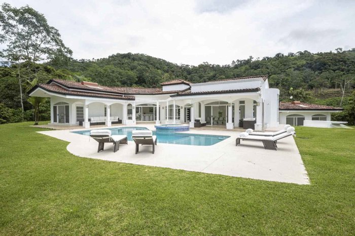 Lujosa propiedad Llave en Mano con Piscina en Puriscal in Mercedes Sur, Puriscal, San José — $980,000 - Photo 2 of 42