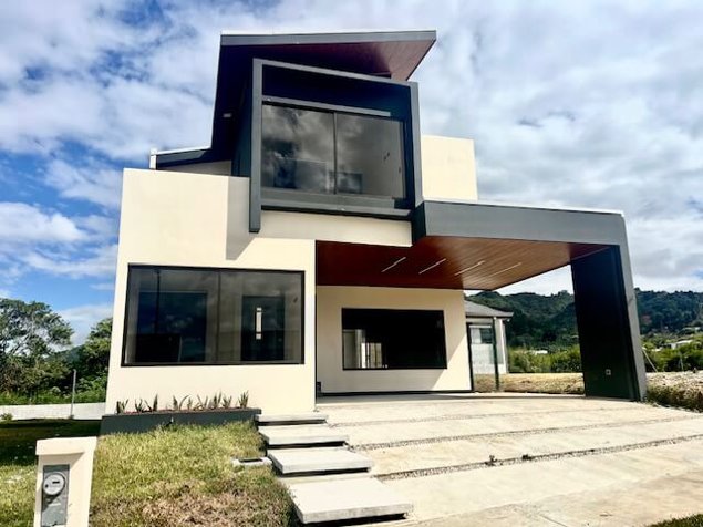 Casa de dos plantas nueva en Curridabat en Sánchez, Curridabat, San José — $285,000
