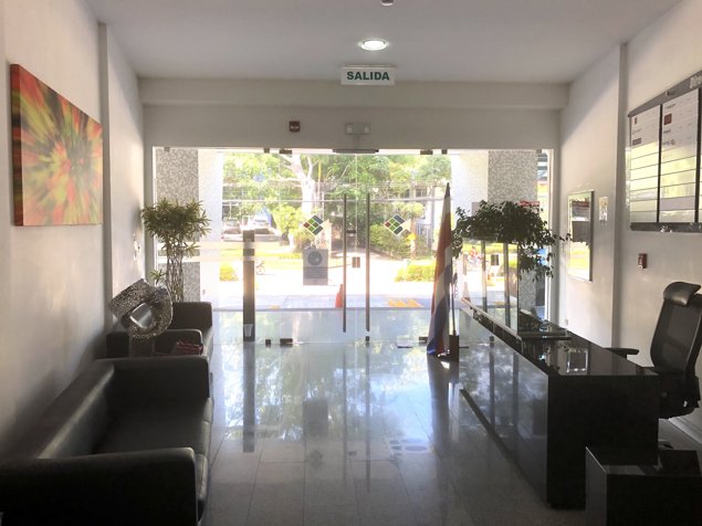 ALQUILO Oficina en el Oficentro PRISMA BUSINESS CENTER en San Rafael, Escazú, San José — $1,600 - Foto 2 de 12