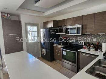 Se alquila casa en Brasil Santa Ana 26-1439 en Brasil, Santa Ana, San José — $1,600 - Foto 4 de 20