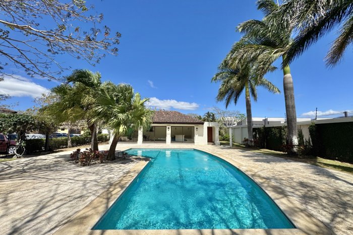Venta de lujosa casa de un piso en Lindora, Santa Ana en Pozos, Santa Ana, San José — $625,000 - Foto 2 de 43