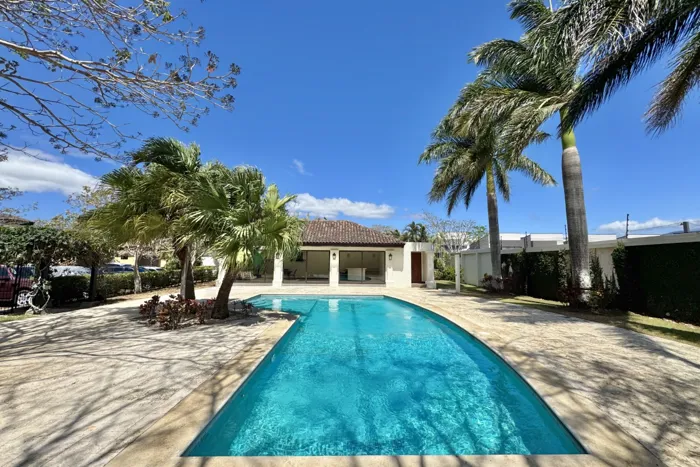 Venta de lujosa casa de un piso en Lindora, Santa Ana en Pozos, Santa Ana, San José — $625,000 - Foto 2 de 43
