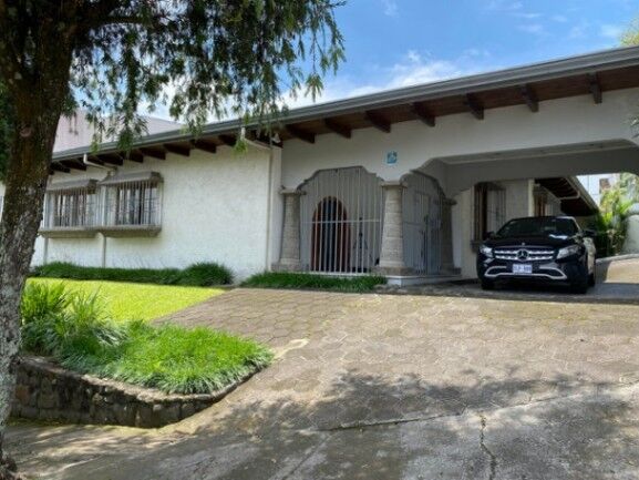 Se vende moderna casa con patio en Boulevard de Rohrmoser 22-1136 in Pavas, San José — $650,000