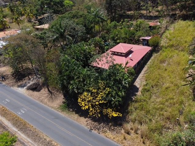 Casa de estilo único rodeada de jardines tropicales en Atenas, Alajuela — $450,000