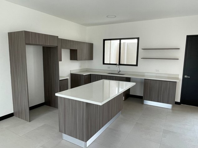 Linda casa completamente nueva en venta en condominio in Escazú, San José — $245,000