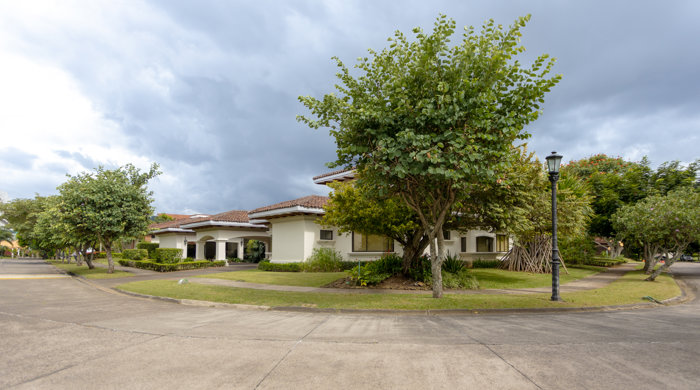 Bosques de Lindora, Santa Ana. Preciosa residencia de lujo en Pozos, Santa Ana, San José — $895,000 - Foto 2 de 19