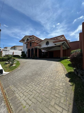 VENTA DE CASA, SAN JOSÉ, MORAVIA, LA GUARIA en San Vicente, Moravia, San José — $950,000